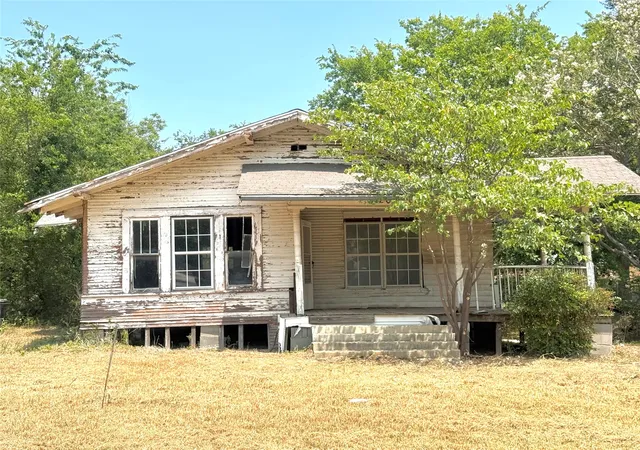 Photo 1 of Single family home for sale at 204 W Maple St, Whitewright, TX 75491 | MLS# 21352949 | Listing updated on 2026-09-08