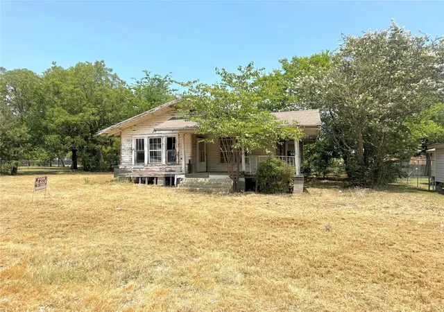 Photo 2 of Single family home for sale at 204 W Maple St, Whitewright, TX 75491 | MLS# 21352949 | Listing updated on 2026-09-08