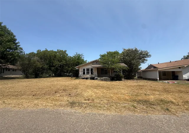 Photo 3 of Single family home for sale at 204 W Maple St, Whitewright, TX 75491 | MLS# 21352949 | Listing updated on 2026-09-08