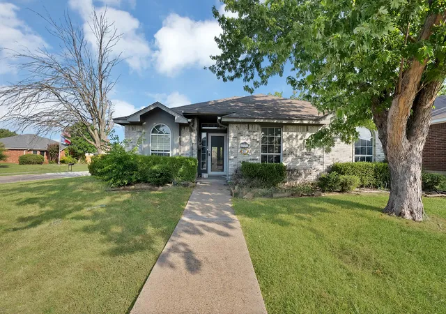 Photo 2 of Sale Pending at 2137 Emerald Oaks, Mesquite, TX 75181 | MLS# 21353051 | Listing updated on 2026-09-15