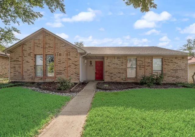 Photo 1 of Sale Pending at 3225 Willowglen Dr, Mesquite, TX 75150 | MLS# 21352174 | Listing updated on 2026-09-10