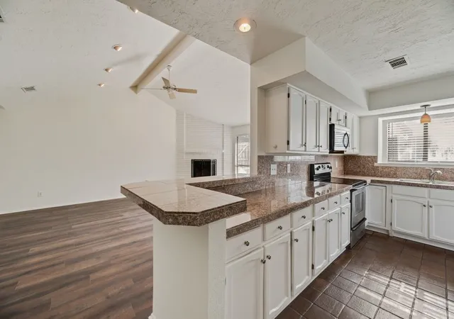 Photo 3 of Sale Pending at 3225 Willowglen Dr, Mesquite, TX 75150 | MLS# 21352174 | Listing updated on 2026-09-10