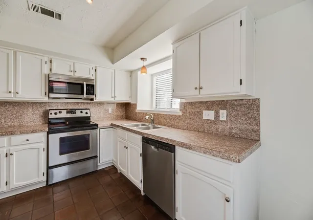 Photo 3 of Sale Pending at 3225 Willowglen Dr, Mesquite, TX 75150 | MLS# 21352174 | Listing updated on 2026-09-10