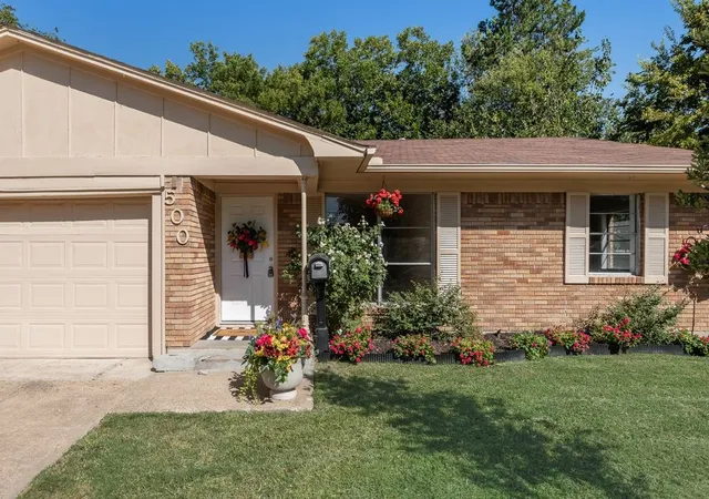 Photo 1 of Single family home for sale at 500 Kirven Ave, Waxahachie, TX 75165 | MLS# 21348910 | Listing updated on 2026-09-11