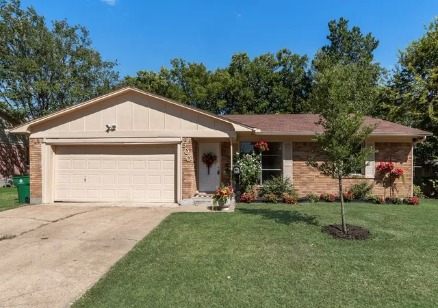 Photo 4 of Single family home for sale at 500 Kirven Ave, Waxahachie, TX 75165 | MLS# 21348910 | Listing updated on 2026-09-11
