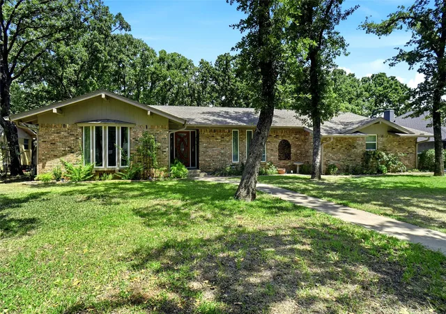 Photo 1 of Single family home for sale at 130 Nottingham Cir, Bridgeport, TX 76426 | MLS# 21349772 | Listing updated on 2026-09-08