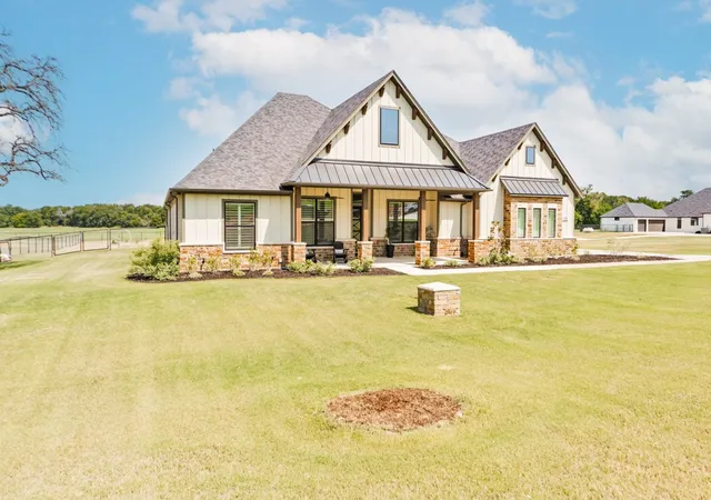 Photo 3 of Single family home for sale at 171 Rio Rancho Dr, Decatur, TX 76234 | MLS# 21353220 | Listing updated on 2026-09-19