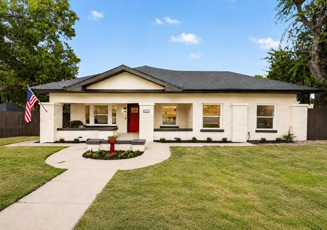 Photo 1 of Single family home for sale at 411 S Bowie Dr, Weatherford, TX 76086 | MLS# 21348852 | Listing updated on 2026-09-09