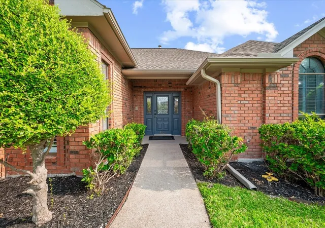 Photo 3 of Sale Pending at 2669 Daffodil Dr, Richardson, TX 75082 | MLS# 21352750 | Listing updated on 2026-09-30