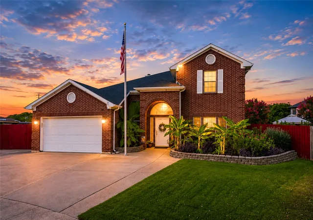 Photo 2 of Sale Pending at 6001 Prairie Wood Ct, Arlington, TX 76018 | MLS# 21354387 | Listing updated on 2026-10-02
