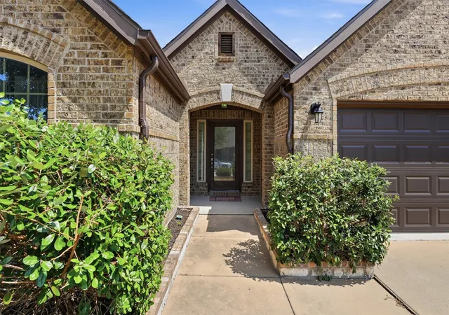 Photo 2 of Single family home for sale at 405 Bird Creek Dr, Little Elm, TX 75068 | MLS# 21349779 | Listing updated on 2026-09-11