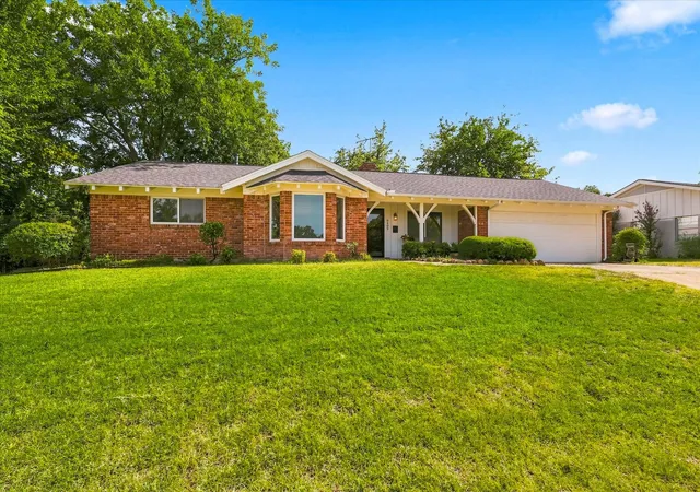 Photo 2 of Single family home for sale at 6409 W Ems Rd, Fort Worth, TX 76116 | MLS# 21354538 | Listing updated on 2026-09-12
