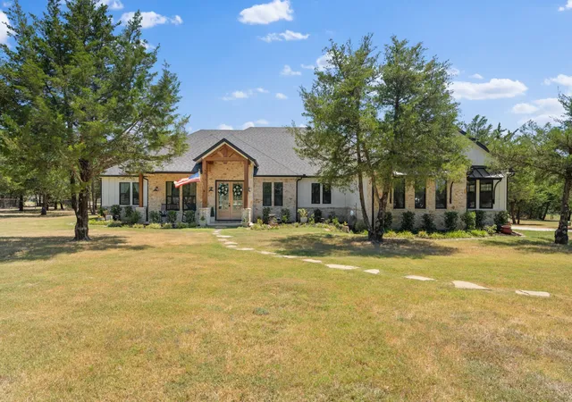 Photo 3 of Sale Pending at 421 White Oak Cir, Anna, TX 75409 | MLS# 21354549 | Listing updated on 2026-09-12
