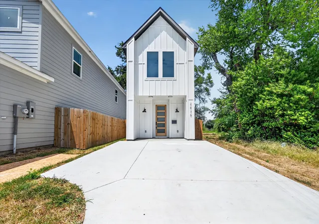 Photo 1 of Single family home for sale at 2835 Macon St, Dallas, TX 75215 | MLS# 21354360 | Listing updated on 2026-09-09