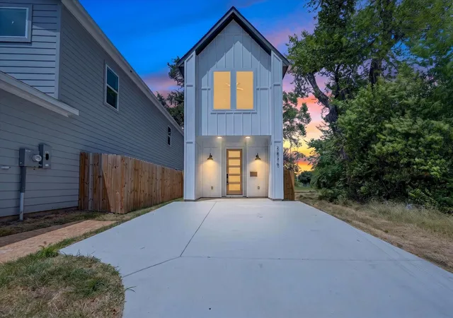 Photo 2 of Single family home for sale at 2835 Macon St, Dallas, TX 75215 | MLS# 21354360 | Listing updated on 2026-09-09