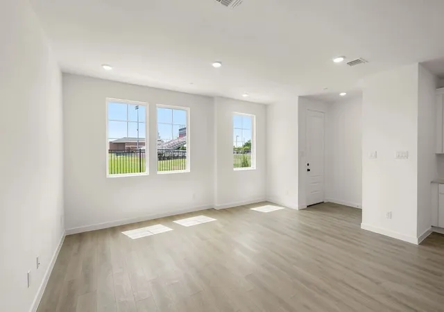 Photo 4 of Sale Pending at 5717 Lakeview Dr, Fort Worth, TX 76148 | MLS# 21354613 | Listing updated on 2026-09-28