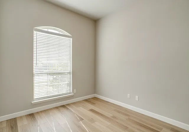 Photo 3 of Single family home for sale at 213 Marina Dr, Azle, TX 76020 | MLS# 21354631 | Listing updated on 2026-09-12