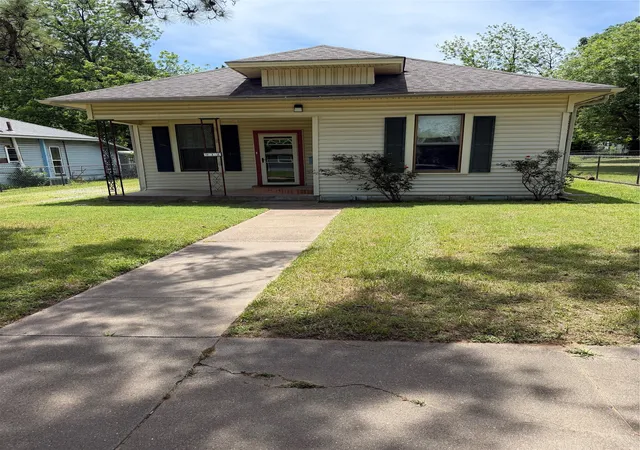 Photo 1 of Single family home for sale at 918 W Morgan St, Denison, TX 75020 | MLS# 21354567 | Listing updated on 2026-09-08
