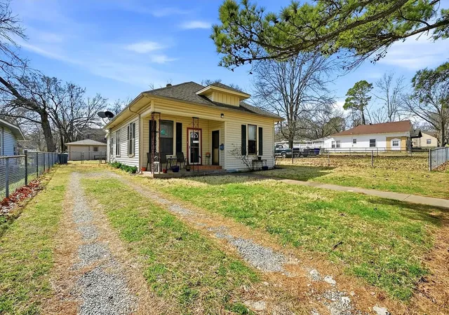 Photo 2 of Single family home for sale at 918 W Morgan St, Denison, TX 75020 | MLS# 21354567 | Listing updated on 2026-09-08