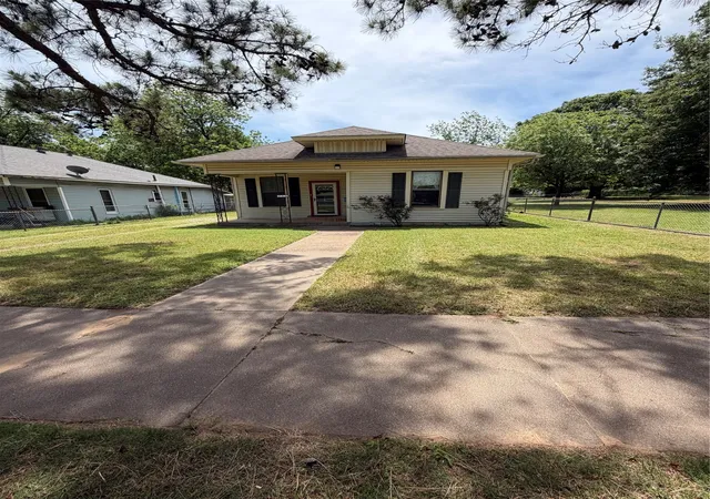 Photo 3 of Single family home for sale at 918 W Morgan St, Denison, TX 75020 | MLS# 21354567 | Listing updated on 2026-09-08