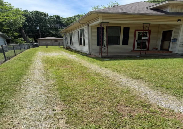 Photo 3 of Single family home for sale at 918 W Morgan St, Denison, TX 75020 | MLS# 21354567 | Listing updated on 2026-09-08