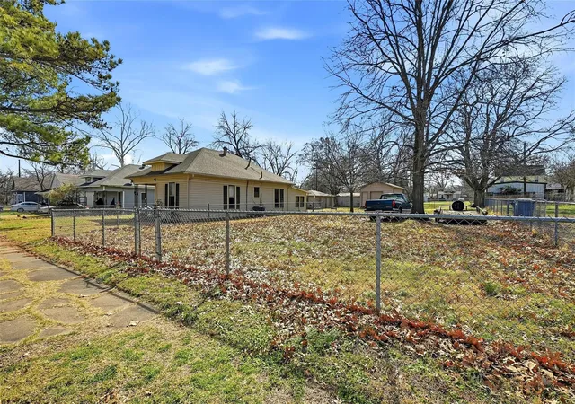 Photo 4 of Single family home for sale at 918 W Morgan St, Denison, TX 75020 | MLS# 21354567 | Listing updated on 2026-09-08