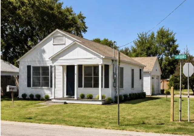 Photo 2 of Single family home for sale at 400 S San Jacinto St, Whitney, TX 76692 | MLS# 21354840 | Listing updated on 2026-09-11