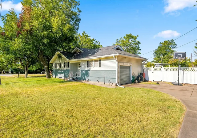 Photo 3 of Single family home for sale at 200 N Bordon St, Lorena, TX 76655 | MLS# 21355014 | Listing updated on 2026-09-20