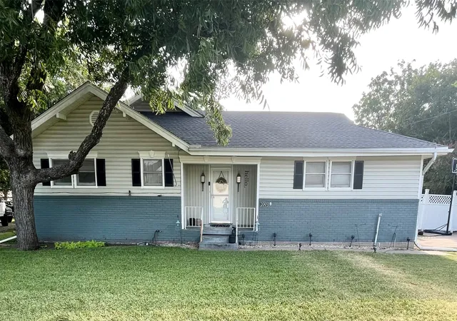 Photo 4 of Single family home for sale at 200 N Bordon St, Lorena, TX 76655 | MLS# 21355014 | Listing updated on 2026-09-20
