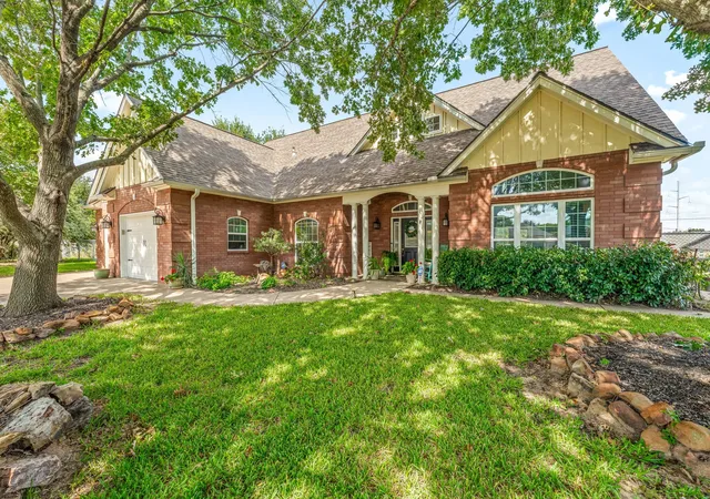 Photo 1 of Single family home for sale at 1517 Oakwood Dr, Stephenville, TX 76401 | MLS# 21355137 | Listing updated on 2026-09-08