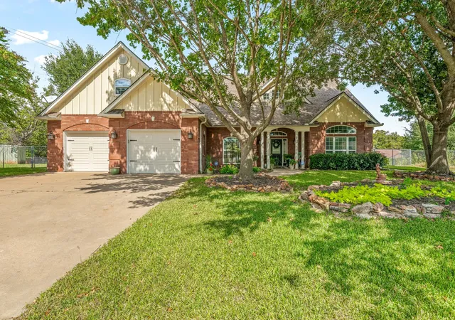 Photo 2 of Single family home for sale at 1517 Oakwood Dr, Stephenville, TX 76401 | MLS# 21355137 | Listing updated on 2026-09-08