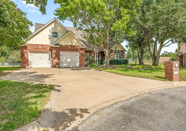 Photo 3 of Single family home for sale at 1517 Oakwood Dr, Stephenville, TX 76401 | MLS# 21355137 | Listing updated on 2026-09-08