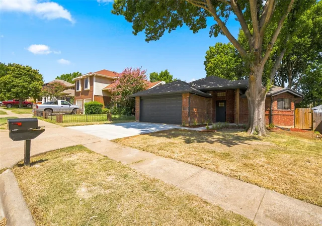 Photo 2 of Single family home for sale at 819 Lovingham Dr, Arlington, TX 76017 | MLS# 21354626 | Listing updated on 2026-09-10