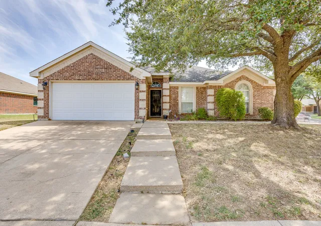 Photo 1 of Single family home for sale at 400 Bretts Wy, Burleson, TX 76028 | MLS# 21352280 | Listing updated on 2026-09-07