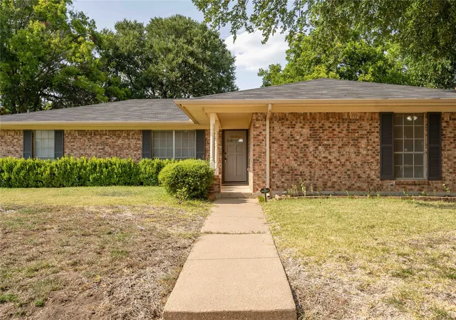 Photo 2 of Single family home for sale at 2001 Chalice Rd, Arlington, TX 76014 | MLS# 21354377 | Listing updated on 2026-09-08