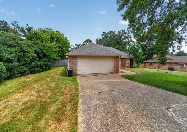 Photo 3 of Single family home for sale at 9314 Londonderry, Tyler, TX 75703 | MLS# 21355096 | Listing updated on 2026-09-14