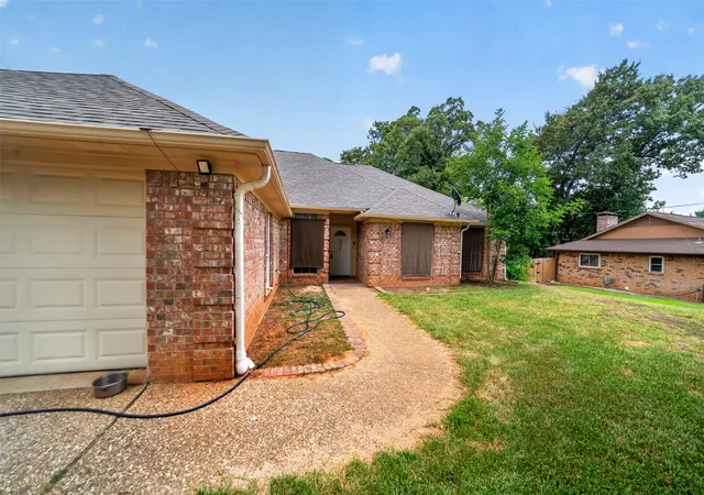 Photo 3 of Single family home for sale at 9314 Londonderry, Tyler, TX 75703 | MLS# 21355096 | Listing updated on 2026-09-14