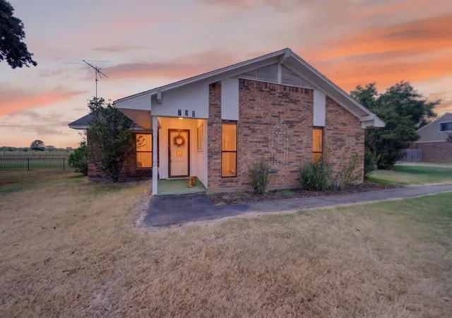 Photo 1 of Single family home for sale at 720 S Houston St, Edgewood, TX 75117 | MLS# 21349558 | Listing updated on 2026-09-18