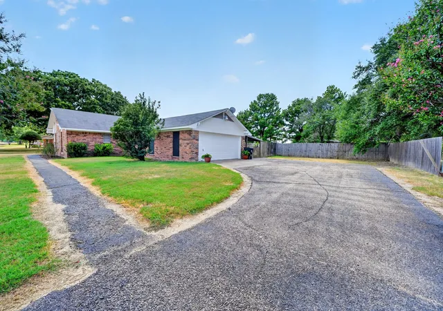 Photo 2 of Single family home for sale at 720 S Houston St, Edgewood, TX 75117 | MLS# 21349558 | Listing updated on 2026-09-18