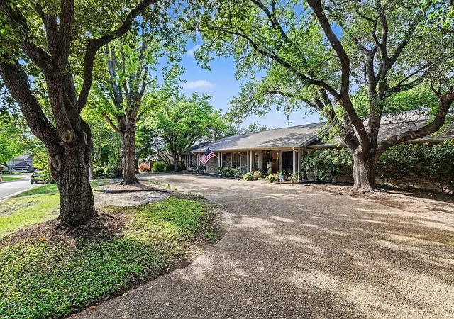 Photo 2 of Single family home for sale at 6517 Briarmeade Dr, Dallas, TX 75254 | MLS# 21355187 | Listing updated on 2026-09-14