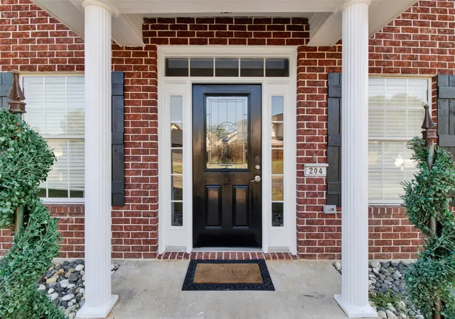 Photo 3 of Single family home for sale at 204 Millpond Dr, Longview, TX 75604 | MLS# 21355612 | Listing updated on 2026-09-13
