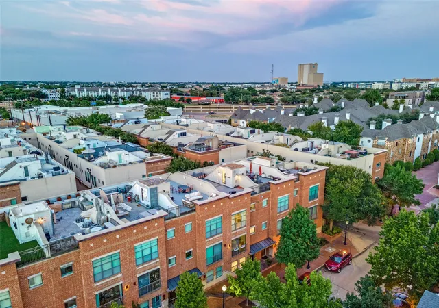 Listing Photo 4 - Condo for sale in building located at 2420 Hugo St, Dallas, TX 75204 - Unit #3