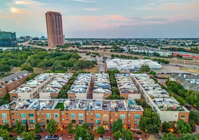 Listing Photo 5 - Condo for sale in building located at 2420 Hugo St, Dallas, TX 75204 - Unit #3