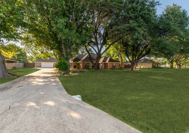 Photo 3 of Sale Pending at 901 Winding Creek Trl, Red Oak, TX 75154 | MLS# 21355895 | Listing updated on 2026-09-15