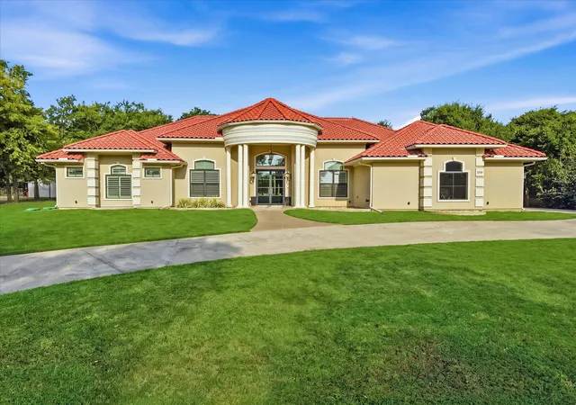 Photo 3 of Single family home for sale at 6532 Shoreline Dr, Little Elm, TX 75068 | MLS# 21354247 | Listing updated on 2026-09-13
