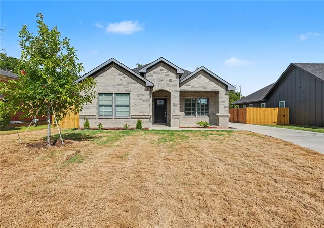 Photo 1 of Single family home for sale at 821 S Ayers Ave, Fort Worth, TX 76103 | MLS# 21356124 | Listing updated on 2026-09-11