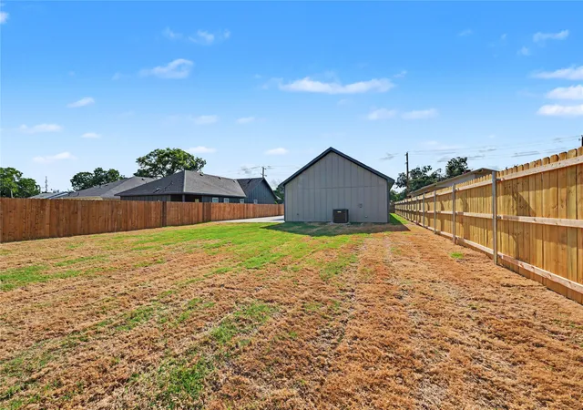 Photo 25 of Single family home for sale at 821 S Ayers Ave, Fort Worth, TX 76103 | MLS# 21356124 | Listing updated on 2026-09-11