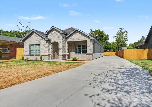 Photo 2 of Single family home for sale at 821 S Ayers Ave, Fort Worth, TX 76103 | MLS# 21356124 | Listing updated on 2026-09-11