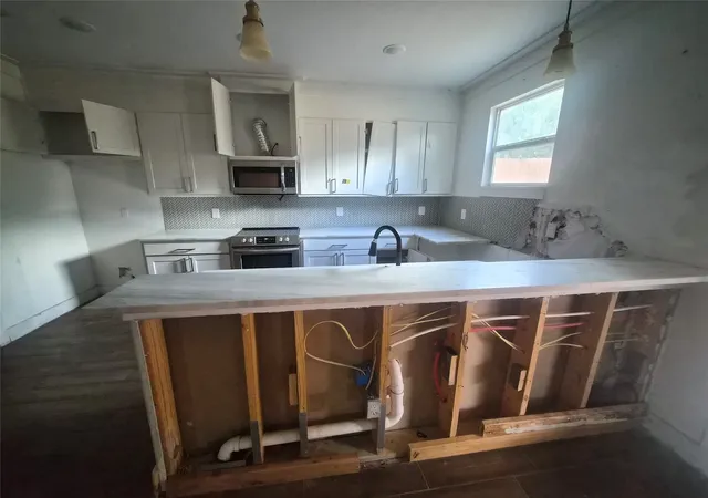 Photo 3 of Single family home for sale at 5817 Stonegate Cir, Granbury, TX 76048 | MLS# 21356160 | Listing updated on 2026-09-14