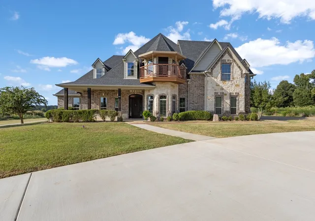 Photo 2 of Single family home for sale at 7820 Molina Dr, Tyler, TX 75704 | MLS# 21356180 | Listing updated on 2026-10-04